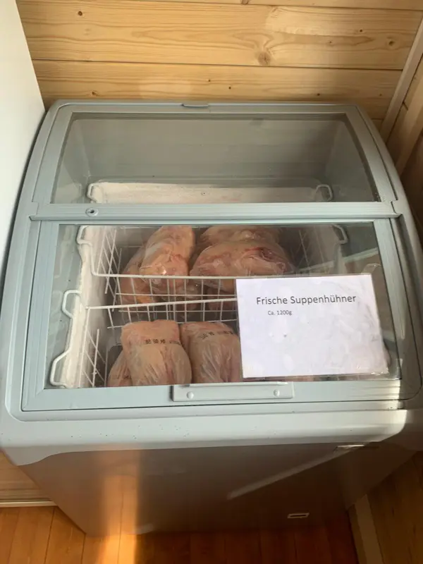 Tiefkühltruhe mit Suppenhühnern
